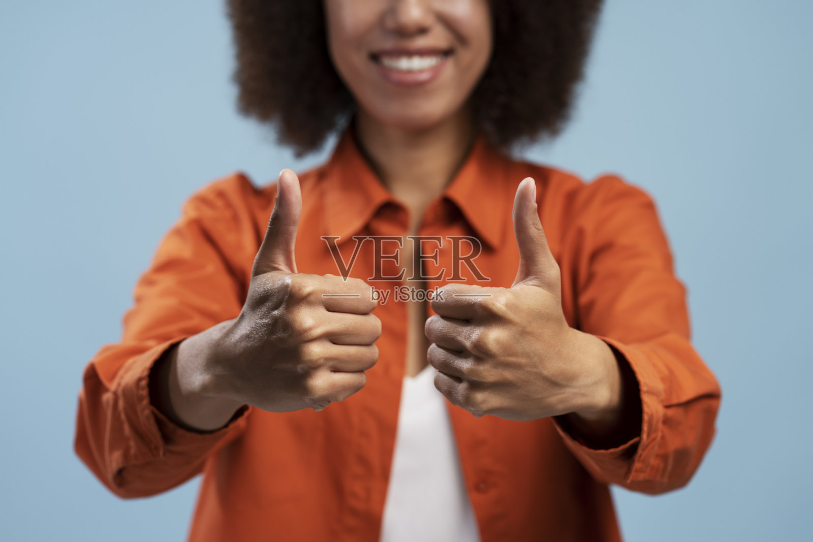 剪短的肖像的快乐兴奋的女人显示拇指向上的手势照片摄影图片