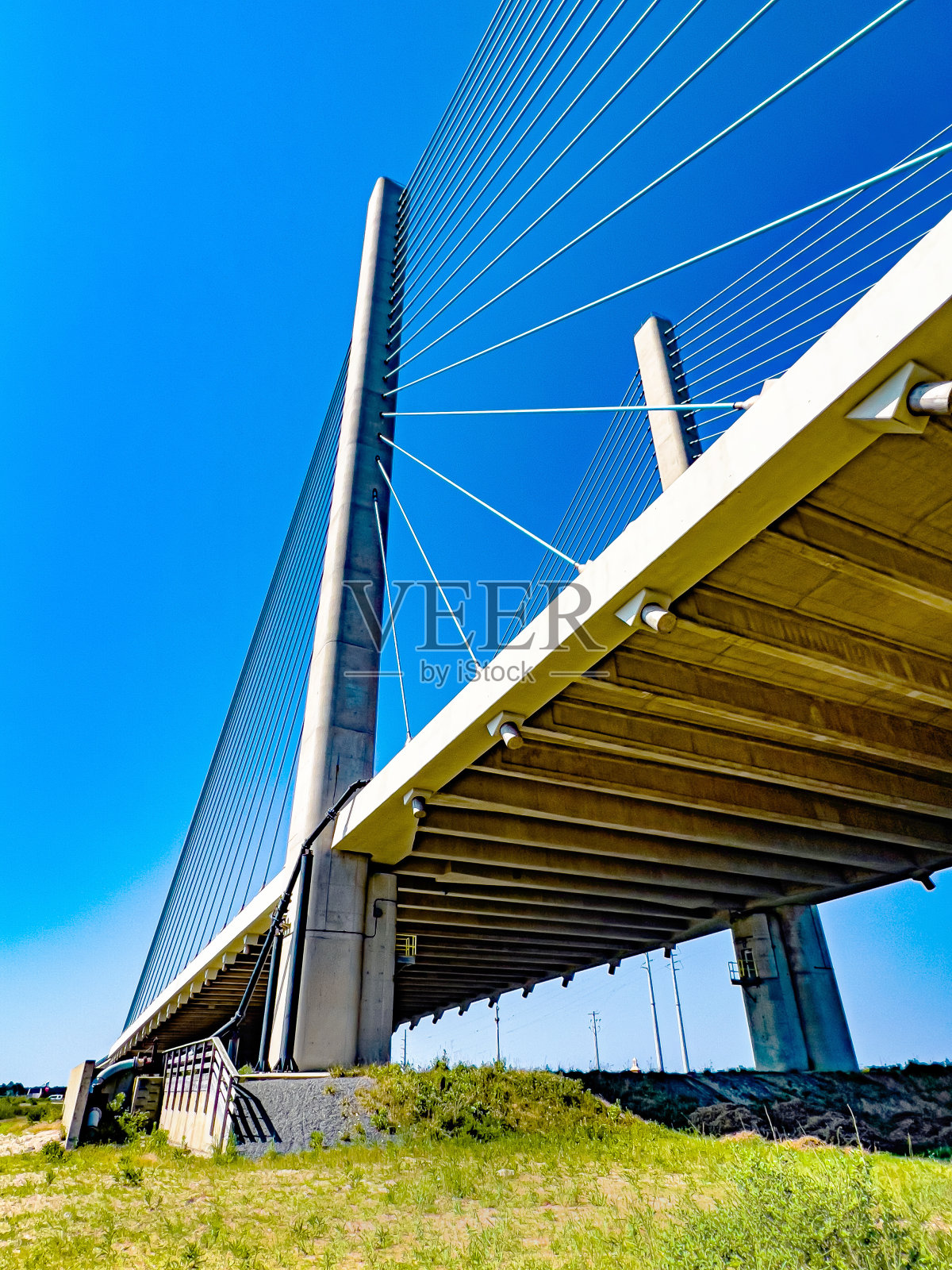 从下往上看:查尔斯·w·卡伦纪念桥照片摄影图片