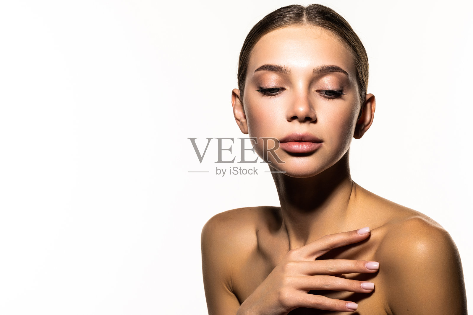 美丽的年轻女子，完美的化妆在白色的背景。美容护肤理念照片摄影图片