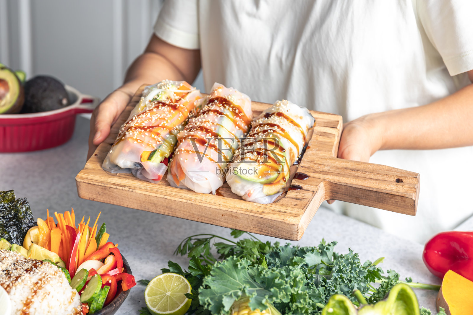 一组春卷用宣纸填满蔬菜。照片摄影图片