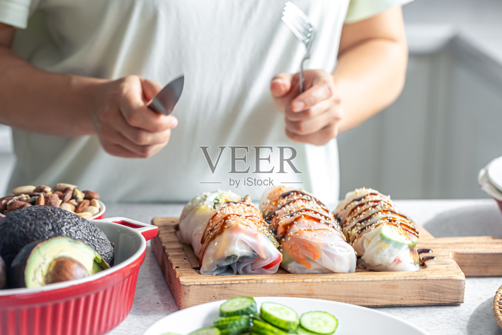 一组春卷用宣纸填满蔬菜。照片摄影图片