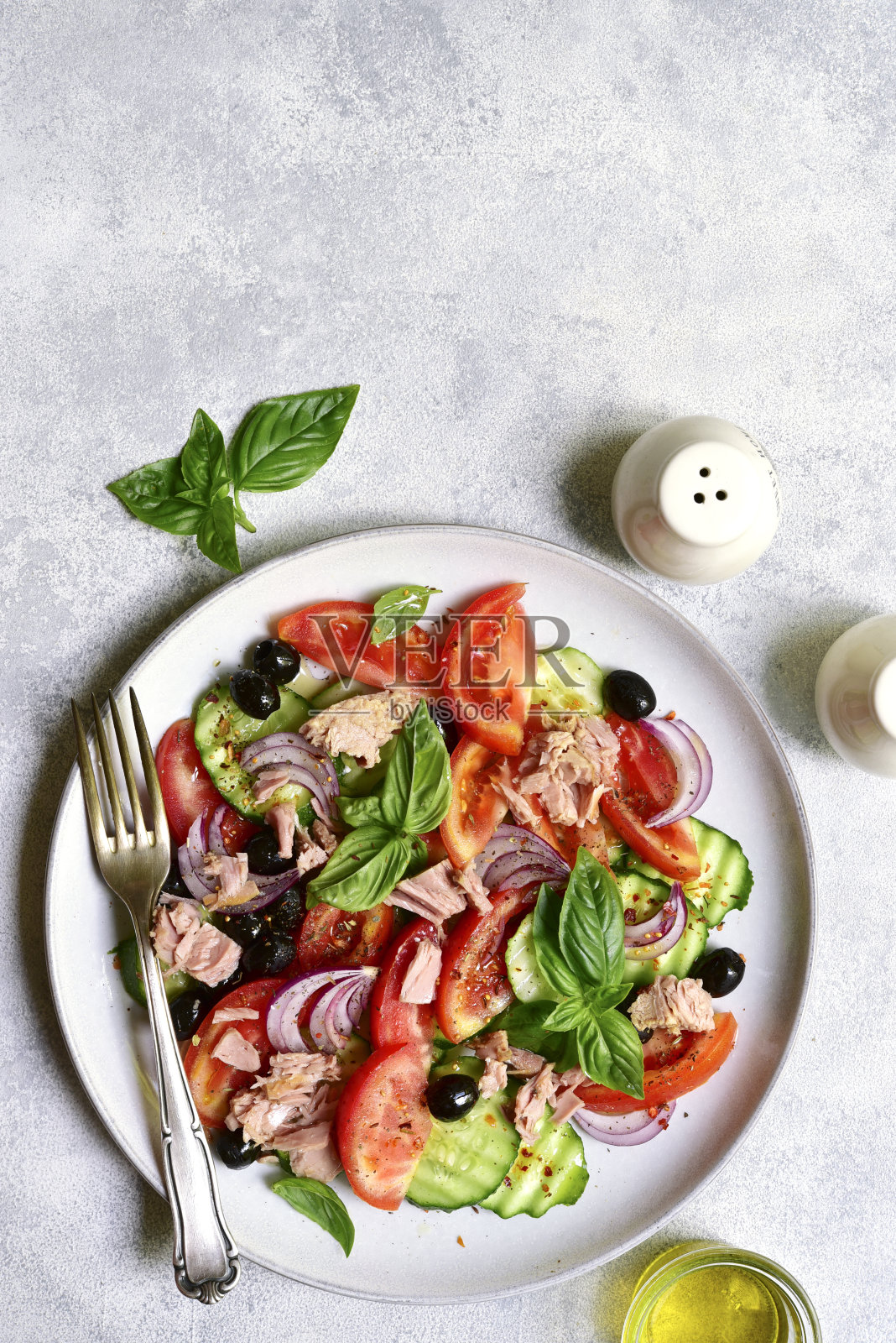 新鲜蔬菜沙拉配金枪鱼。带复制空间的俯视图。照片摄影图片