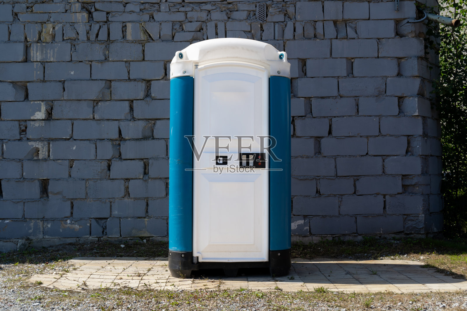 便携式移动厕所。临时厕所、卫生设施。照片摄影图片