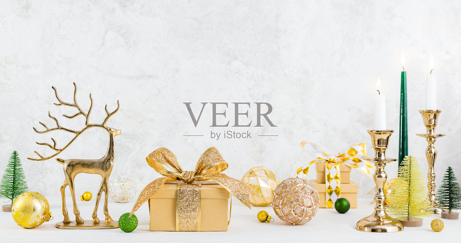 圣诞节或新年的节日组成。圣诞树、舞会、蜡烛、星星、礼品盒。照片摄影图片