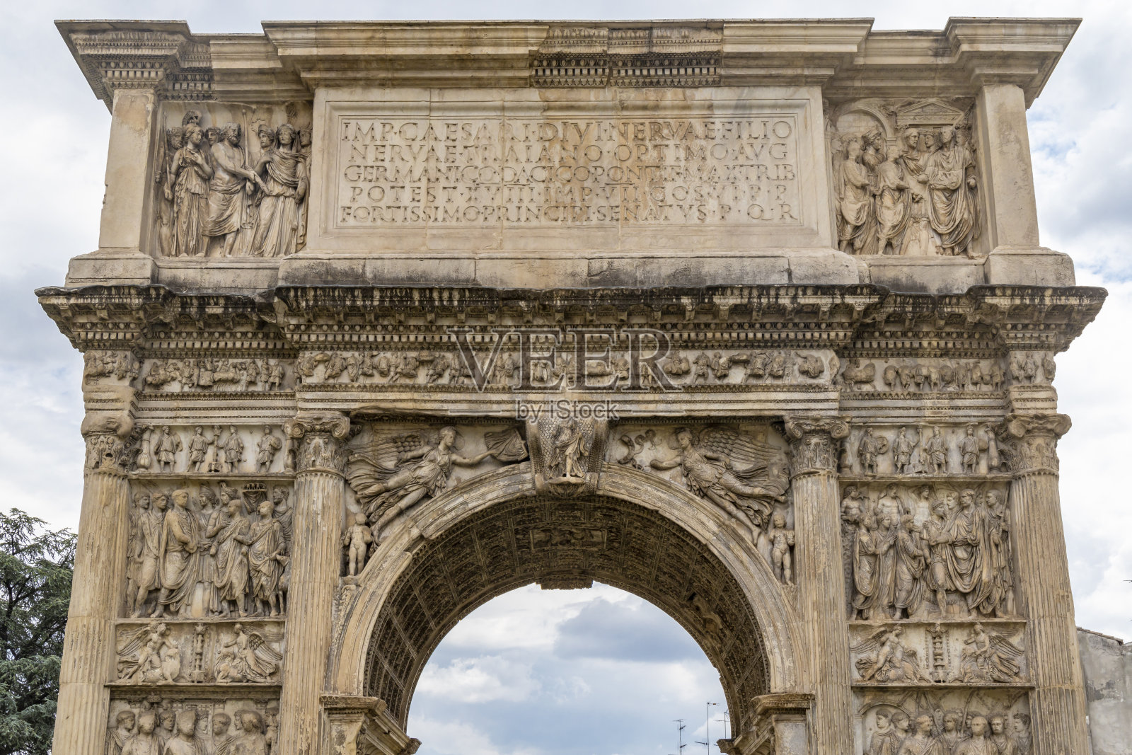 图拉真拱门，古罗马凯旋门，贝内文托，意大利坎帕尼亚照片摄影图片