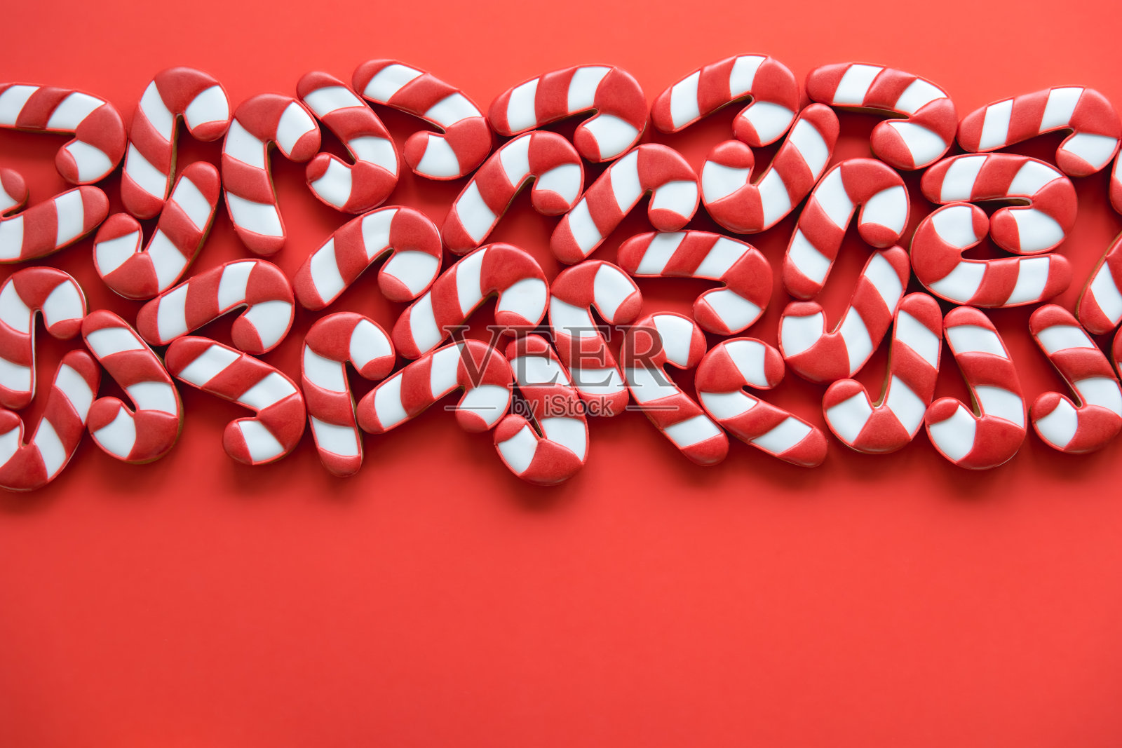 姜饼糖甘蔗形状的饼干很多，平铺。照片摄影图片