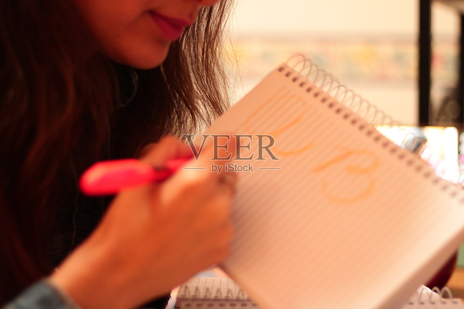 老师用彩笔在笔记本上写信照片摄影图片