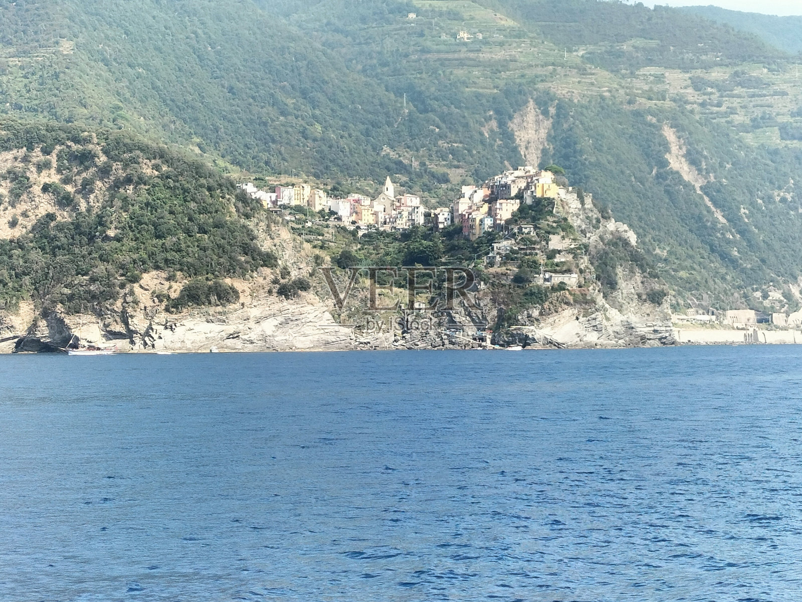 在阳光明媚的日子里，意大利五渔村国家公园及其村庄的景色照片摄影图片