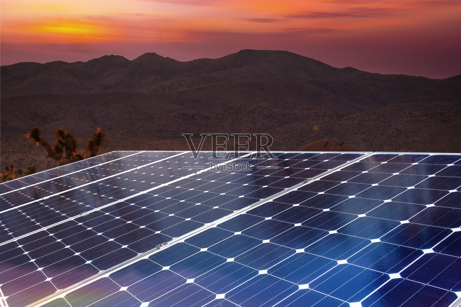 太阳能电池板和风力发电设备，太阳能发电绿色生活能源理念;照片摄影图片