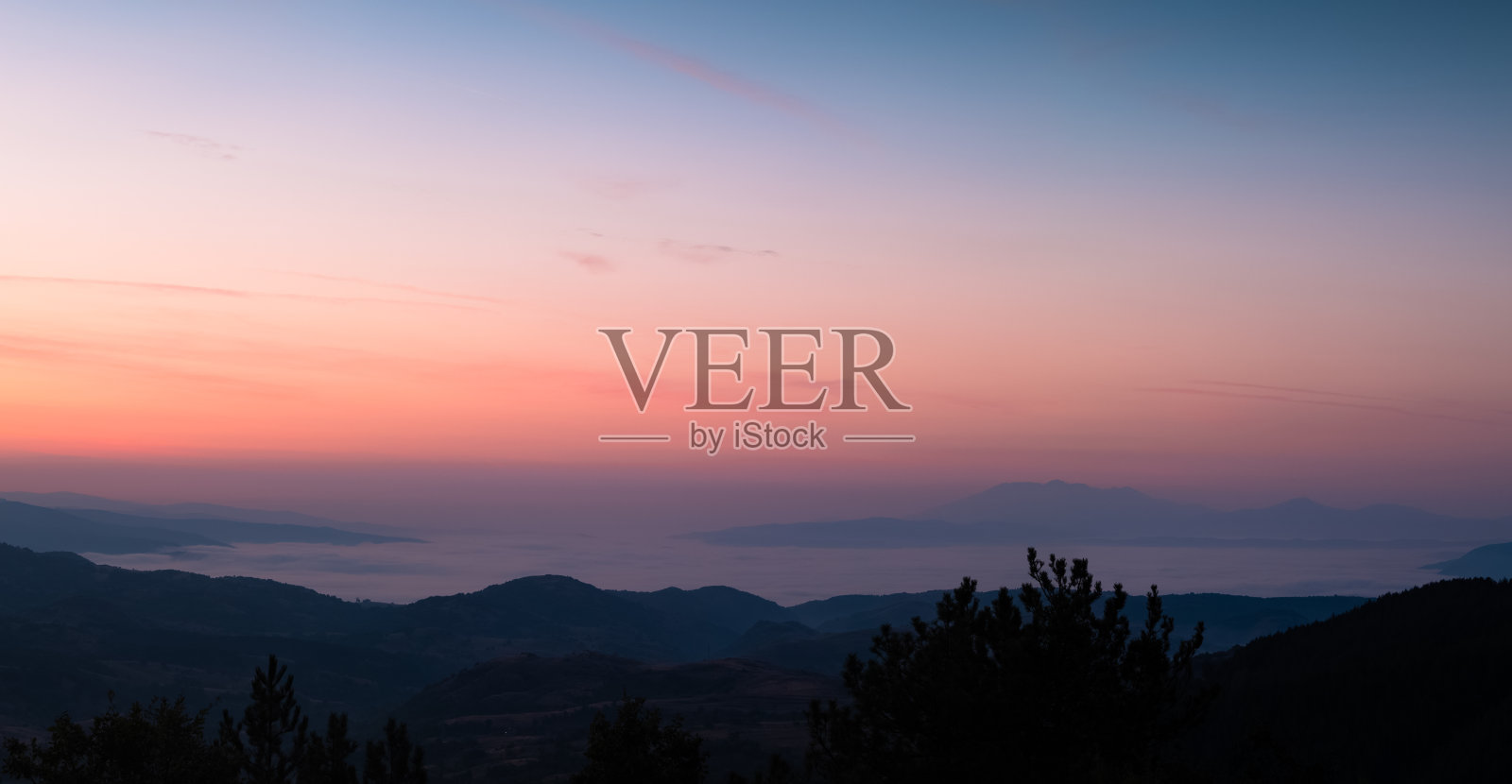 令人惊叹的景观全景从保加利亚山脉与雾海和远处的山在日出。照片摄影图片