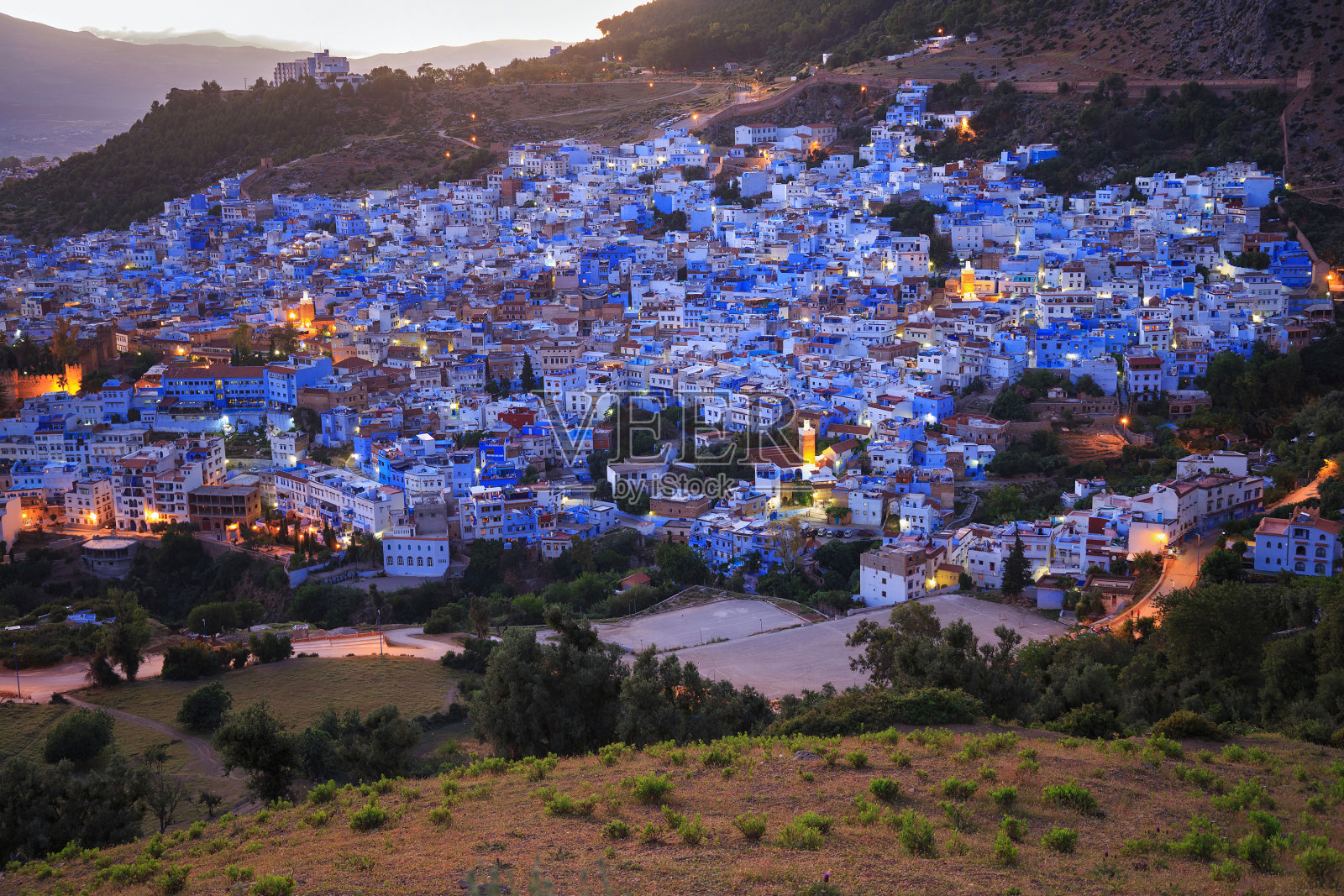 摩洛哥舍夫沙万的鸟瞰图。这座城市以其蓝色色调的建筑而闻名，这使得舍夫沙万对游客非常有吸引力。照片摄影图片