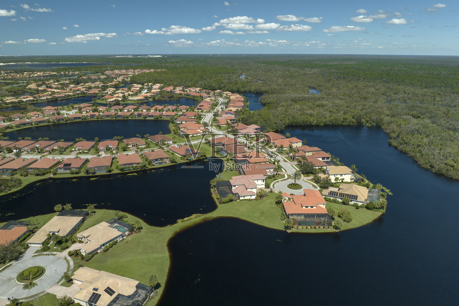 自然灾害的后果。飓风“伊恩”袭击佛罗里达居民区后，住宅区周围发生严重洪水照片摄影图片