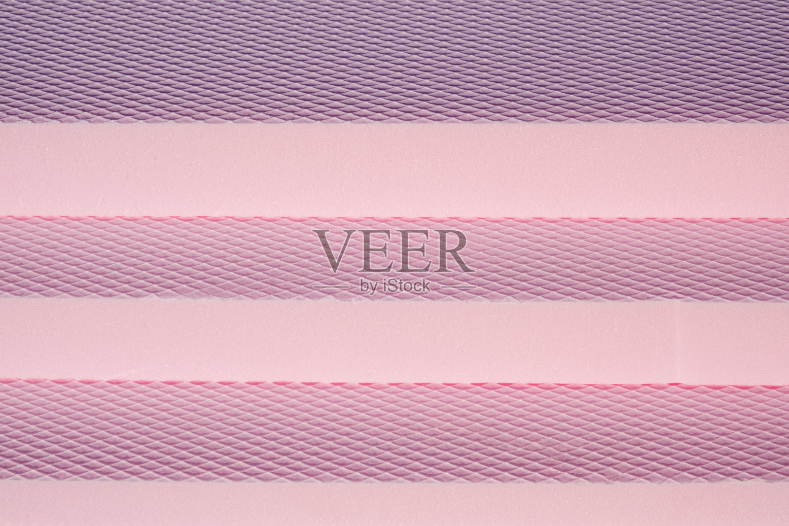 粉红色泡沫板产品挤出聚苯乙烯绝缘泡沫XPS，表面有排水通道。建筑材料防水及地面保温涂料照片摄影图片