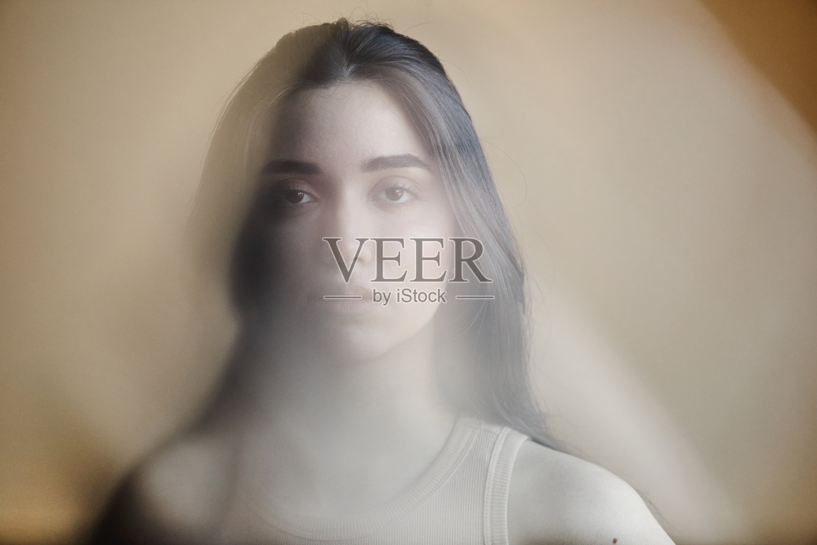 年轻女子与心理健康作斗争的模糊画像照片摄影图片