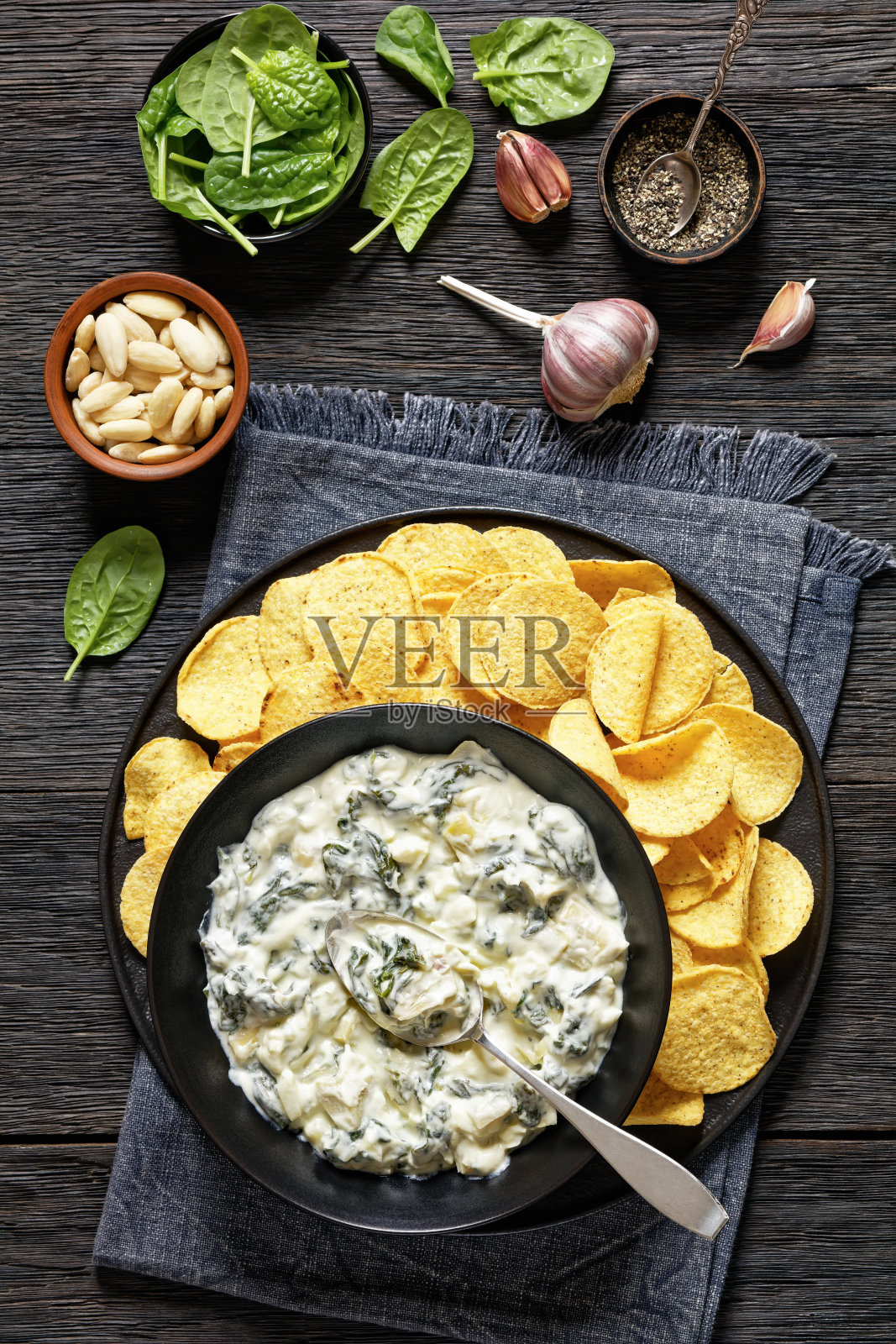 洋蓟菠菜杏仁蘸薯片照片摄影图片