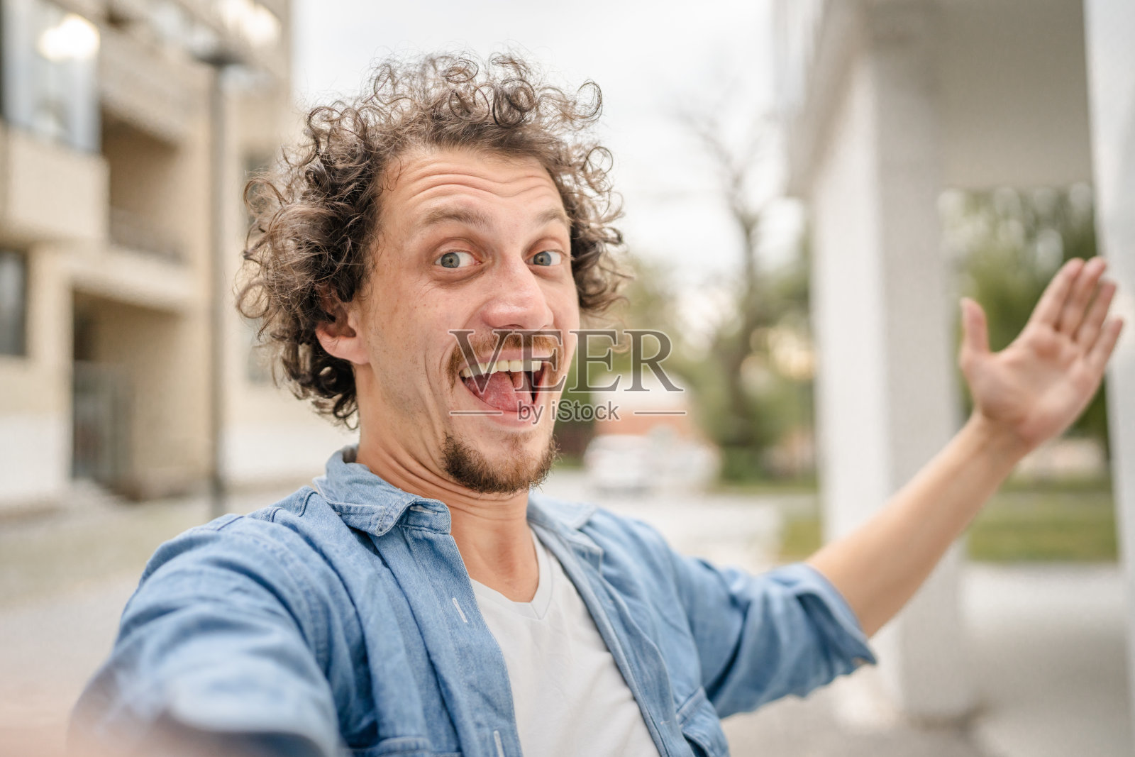 一个穿着蓝色衬衫站在户外的白人成年男子的肖像照片摄影图片