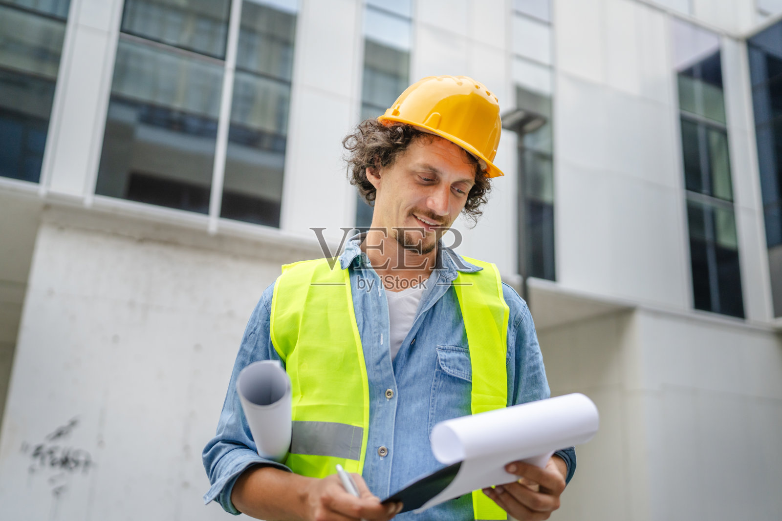 建筑师、建筑工程师、工人或检查员站在户外照片摄影图片