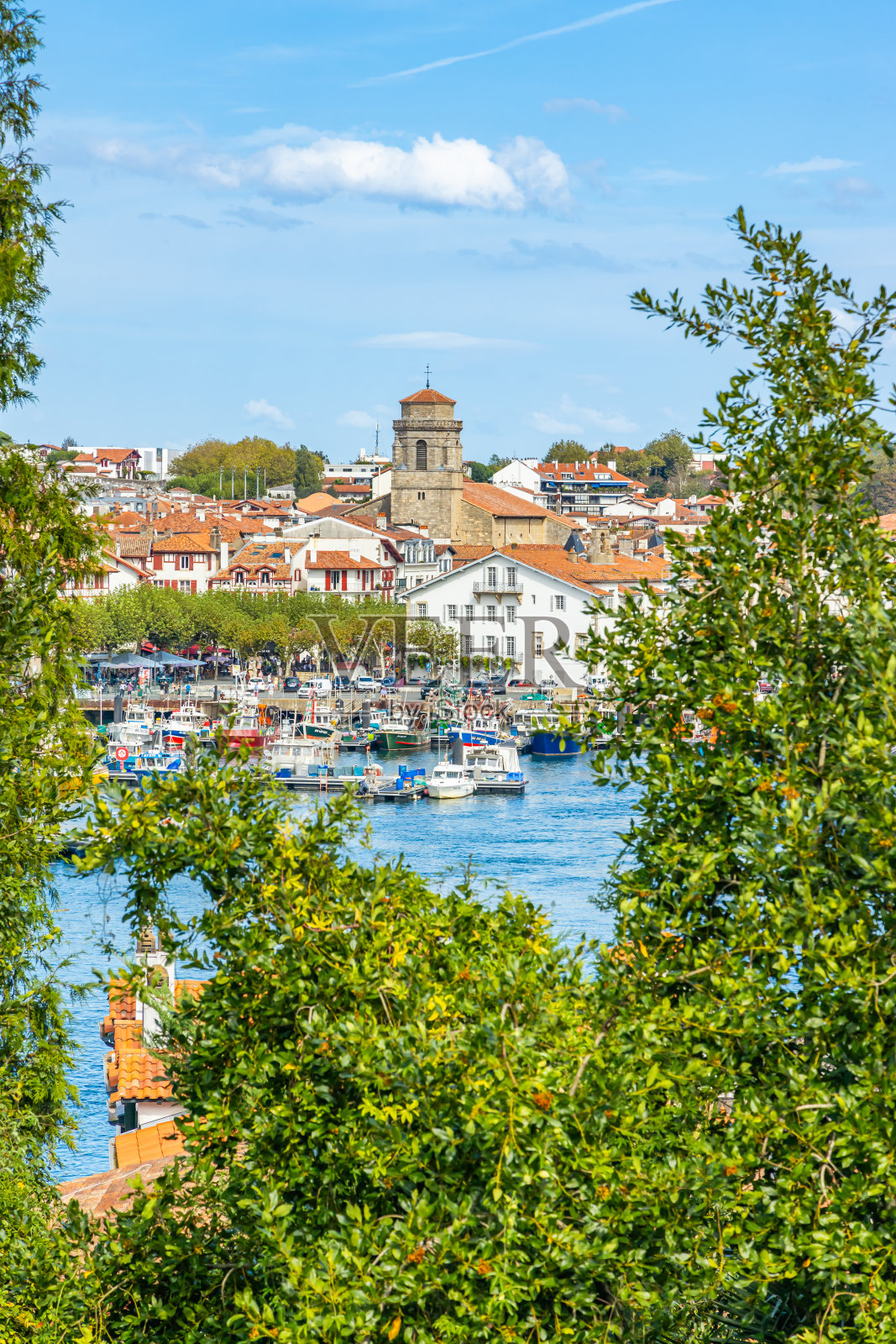 在一个阳光明媚的日子里，从西布尔眺望圣让德卢兹港和教堂照片摄影图片