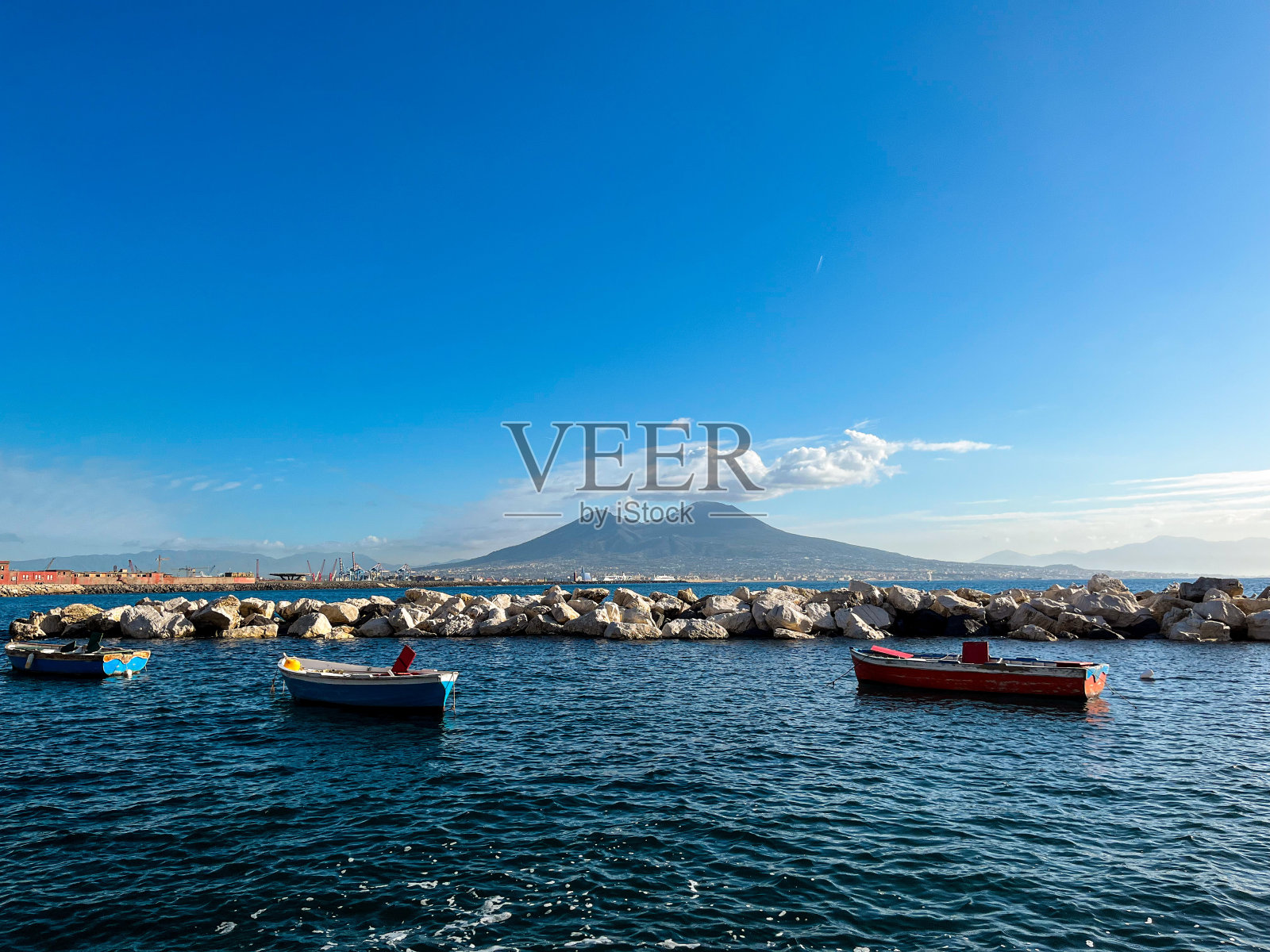 从那不勒斯对面的海岸眺望维苏威火山照片摄影图片