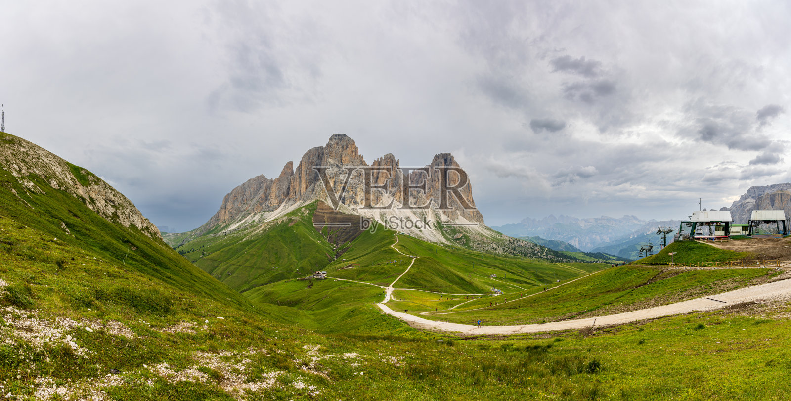 白云石的全景和Val di Fassa的乡村景色照片摄影图片