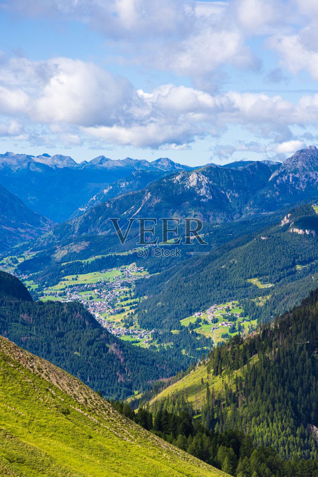 白云石山脉的景色和Val di Fassa的乡村景色照片摄影图片