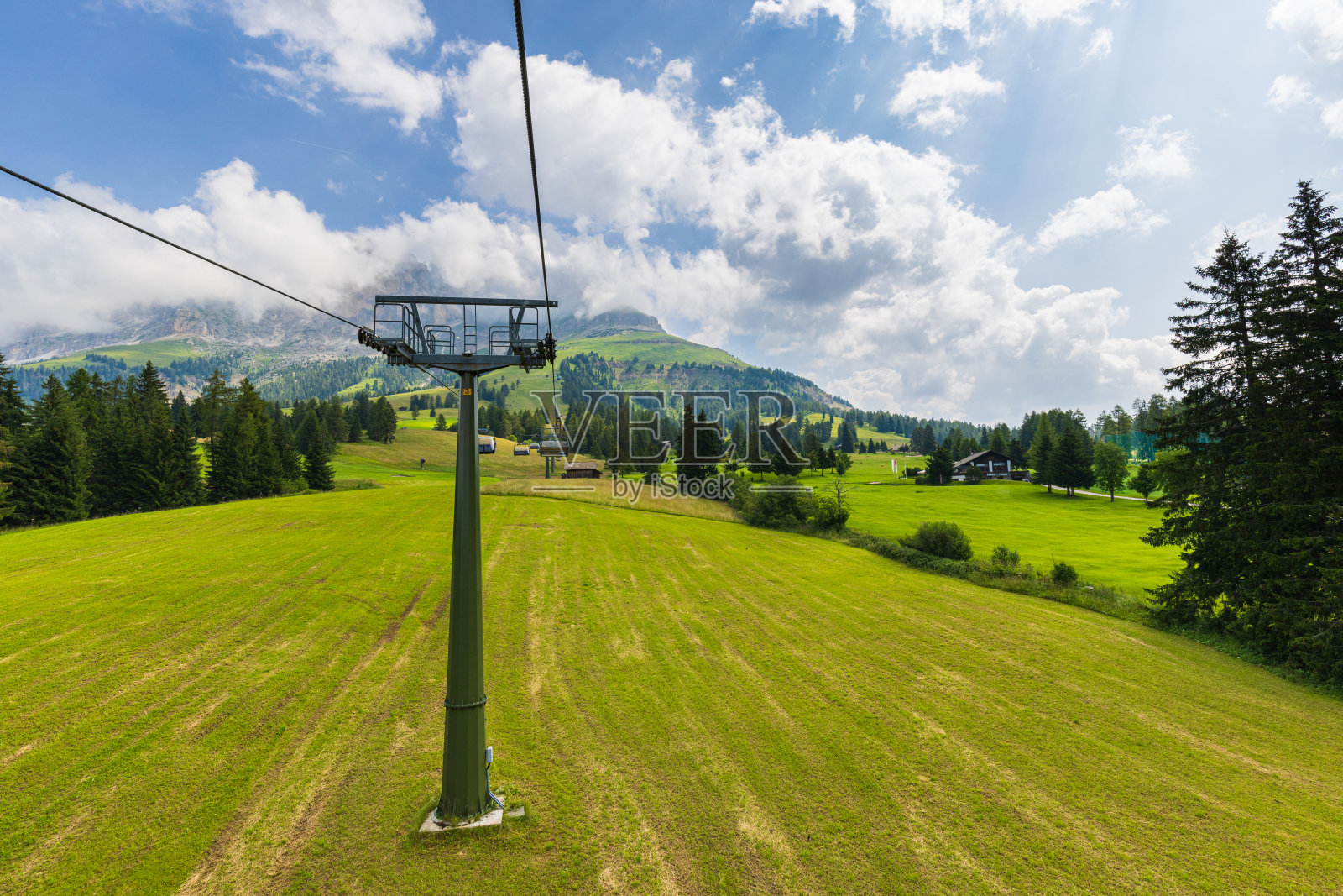 白云石山脉的景色和Val di Fassa的乡村景色照片摄影图片