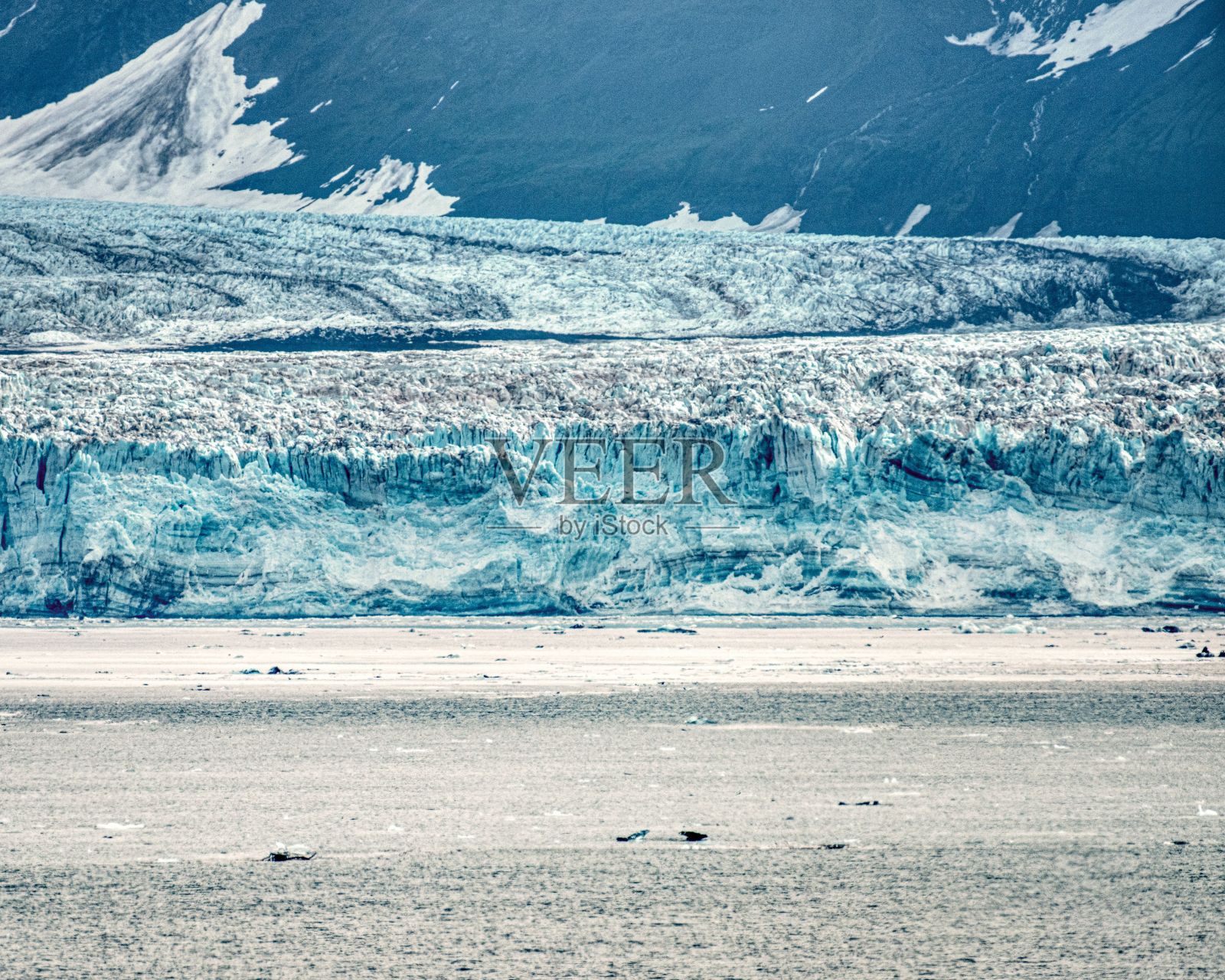 埃利亚斯国家公园和保护区的哈伯德冰川，阿拉斯加被群山环绕照片摄影图片