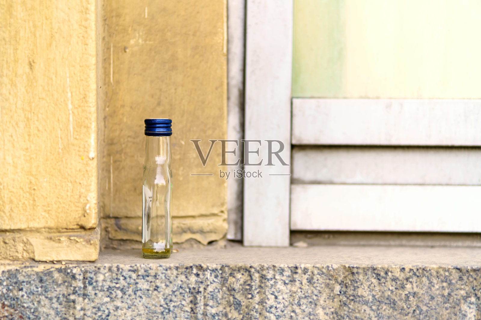 窗台上放着一小瓶空酒照片摄影图片