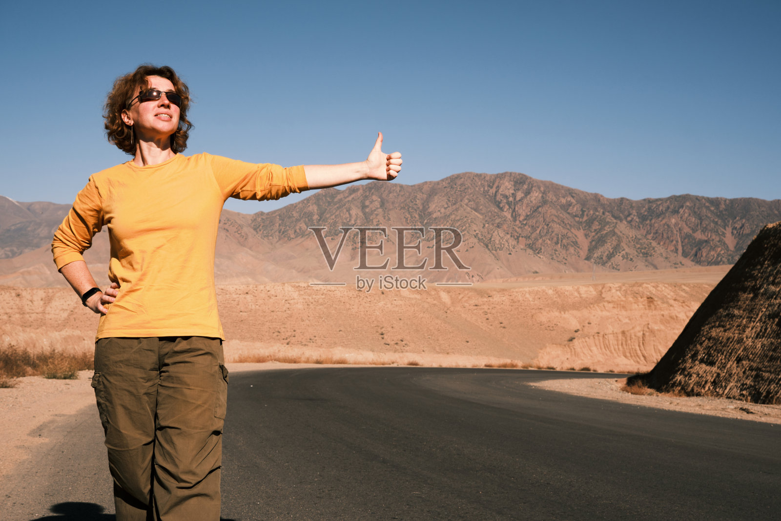 女游客在山路上搭车照片摄影图片