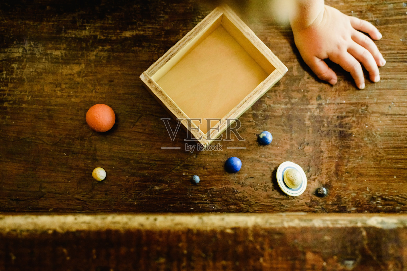 孩子在旧木桌上玩小型玩具星球照片摄影图片