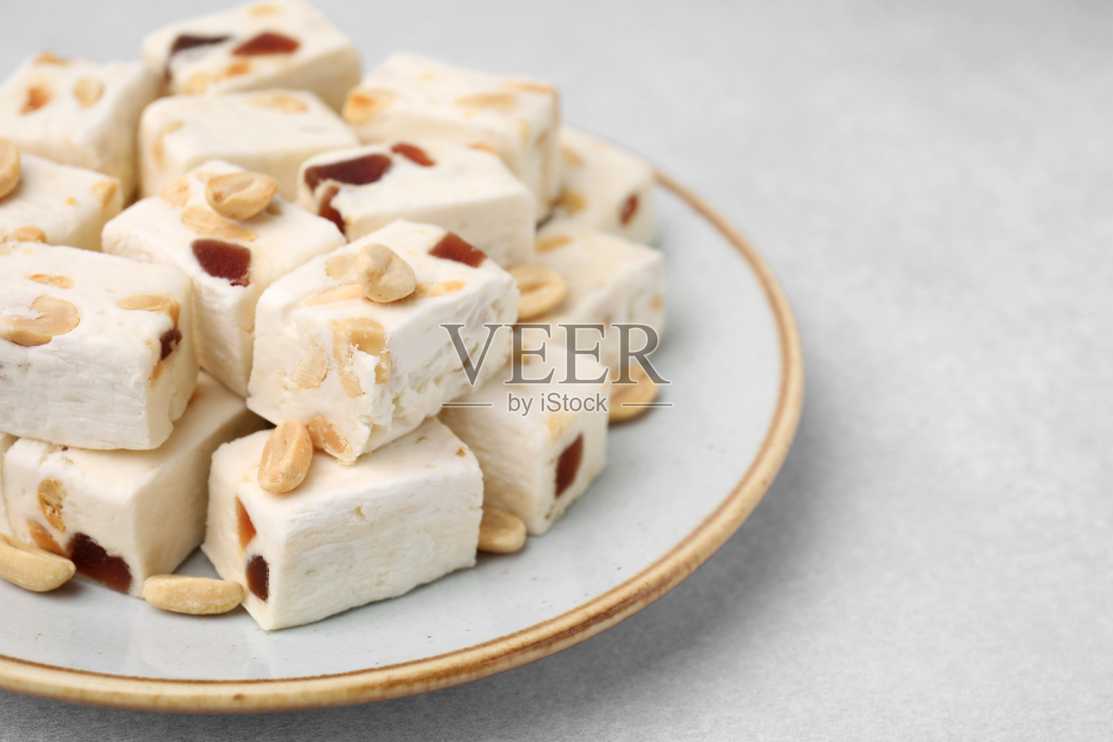 小桌子上美味的坚果牛轧糖，特写照片摄影图片