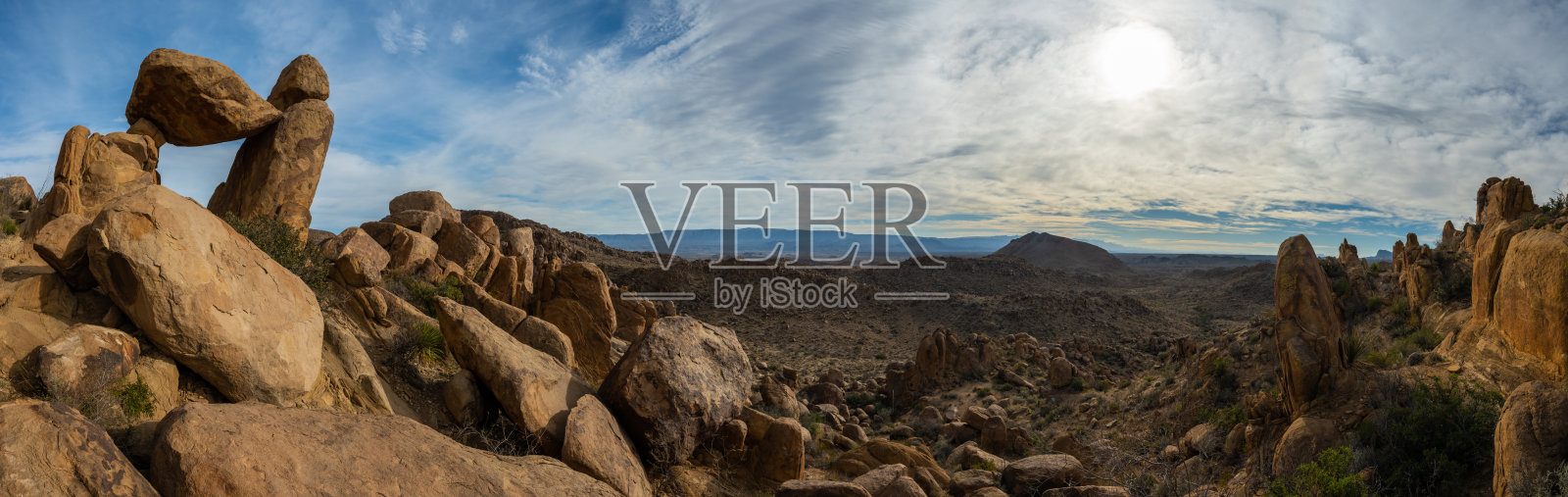 平衡岩和葡萄藤山全景照片摄影图片