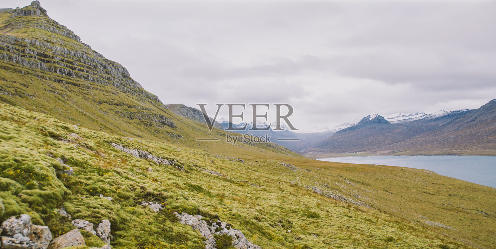 冰岛或苏格兰的高山景观，山峰高耸，色彩鲜艳照片摄影图片