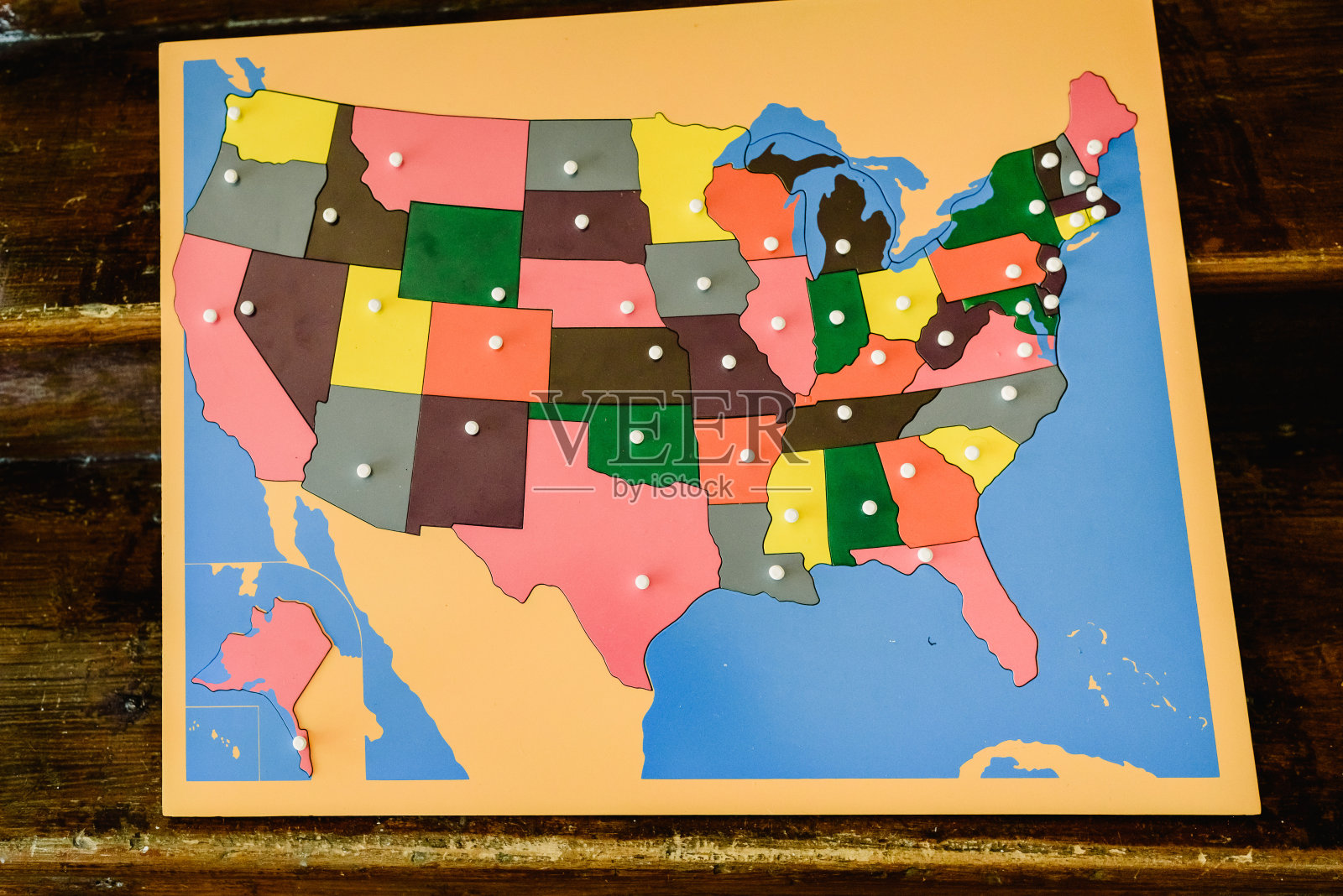 蒙台梭利教室里的美国各州地图拼图。照片摄影图片
