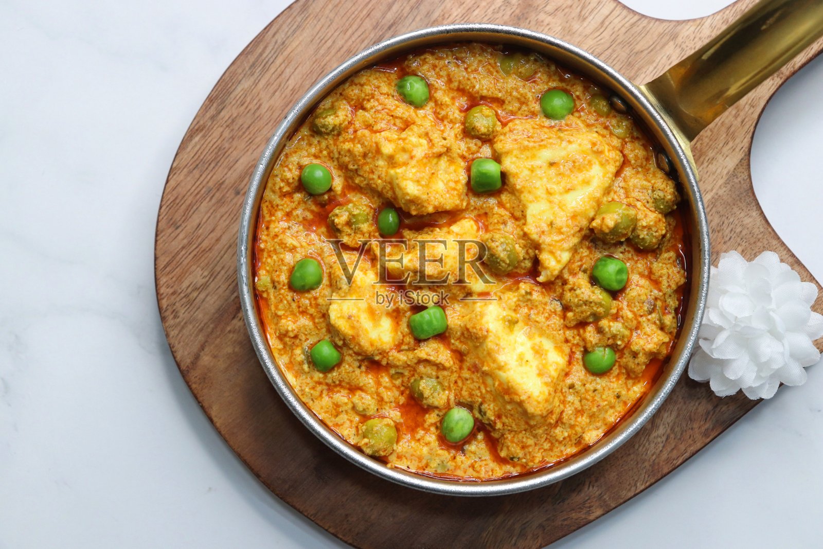 印度著名的咖喱菜matar Paneer masala。北印度的素食菜肴，由豌豆和印度奶酪加番茄酱，用印度香料和印度咖喱调味而成。豌豆和白干酪。照片摄影图片