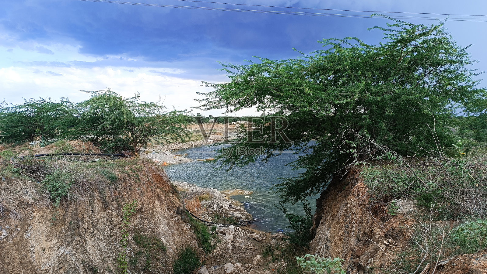 在石质土壤中去除泥石形成的水池中，水是纯净的。美丽的风景照片摄影图片