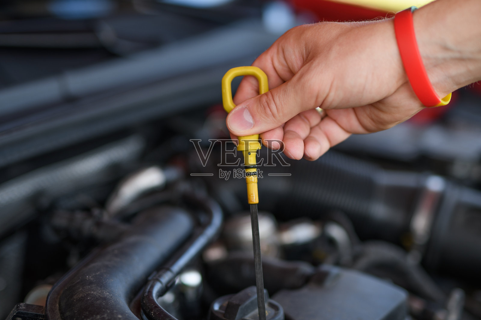 检查乘用车发动机的油位和油质照片摄影图片