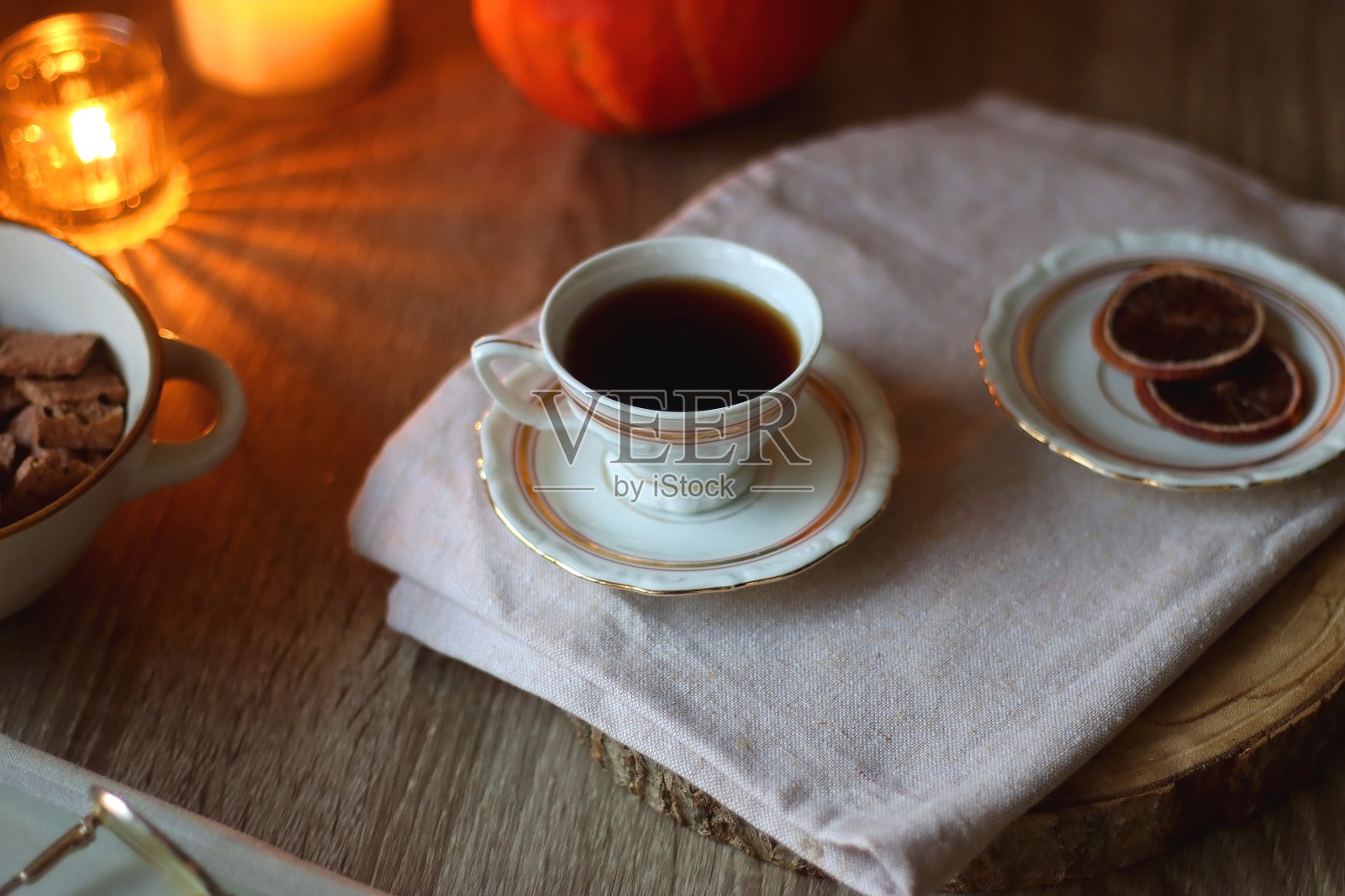 采购产品书，眼镜，饼干，饮料，南瓜和蜡烛照片摄影图片