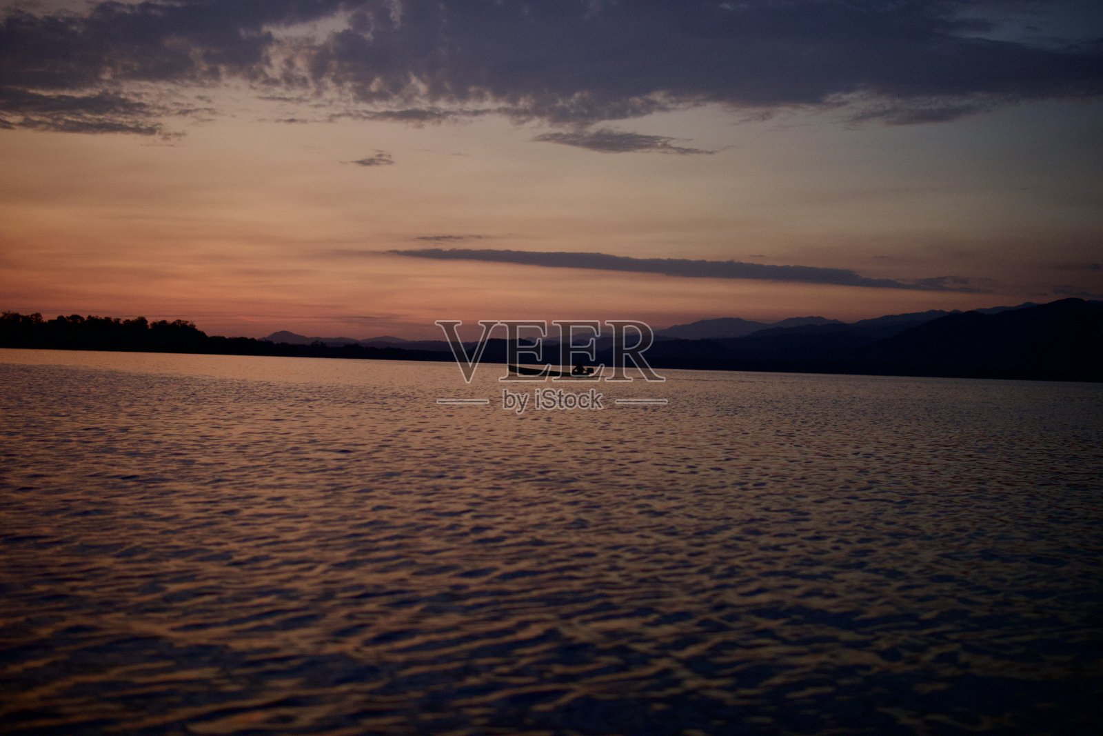 日落时分在船上照片摄影图片