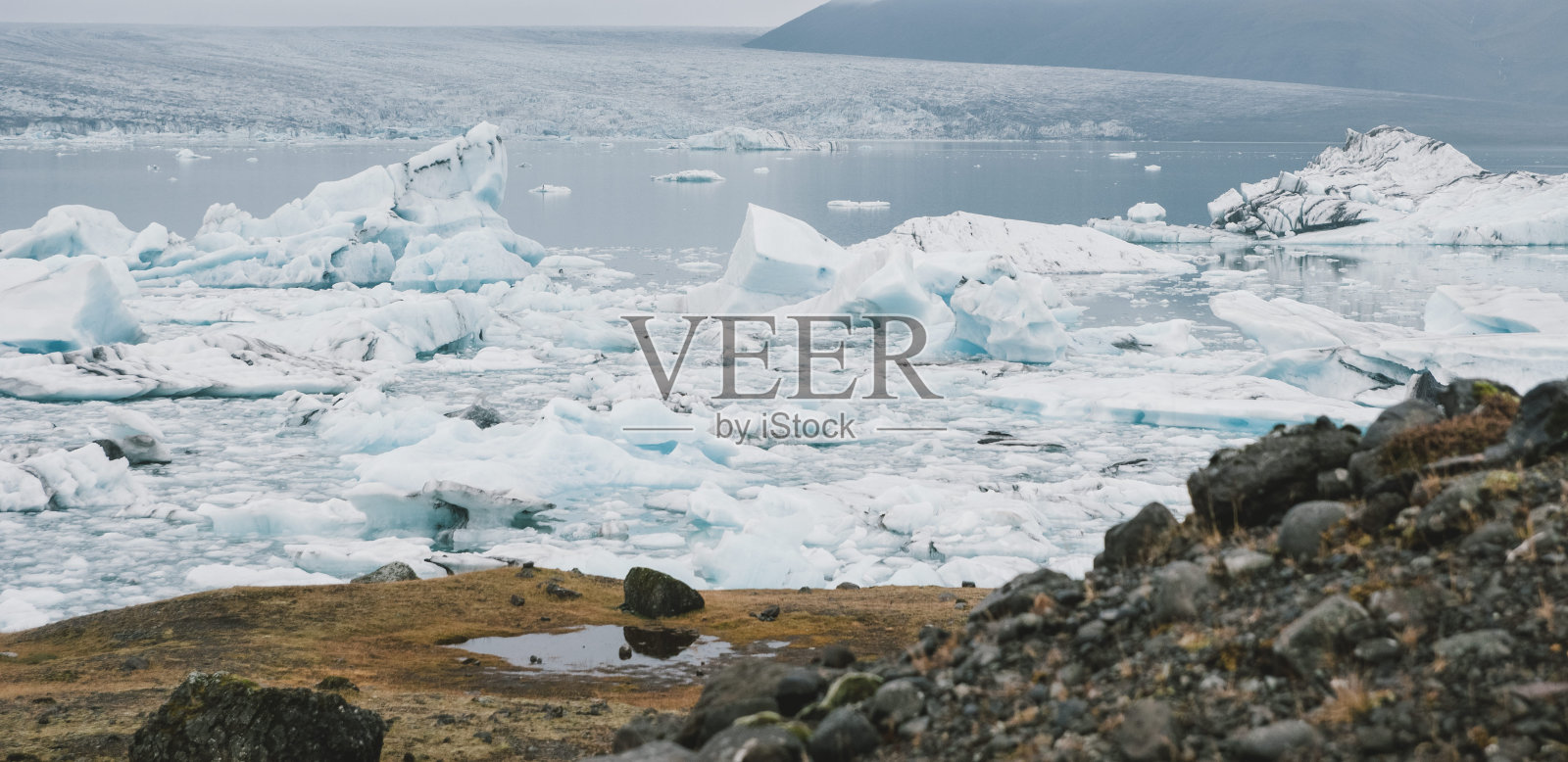 冰川河上的巨大冰块和Jokulsarlon冰川湖上的蓝色冰山。瓦特纳冰川国家公园，冰岛。照片摄影图片