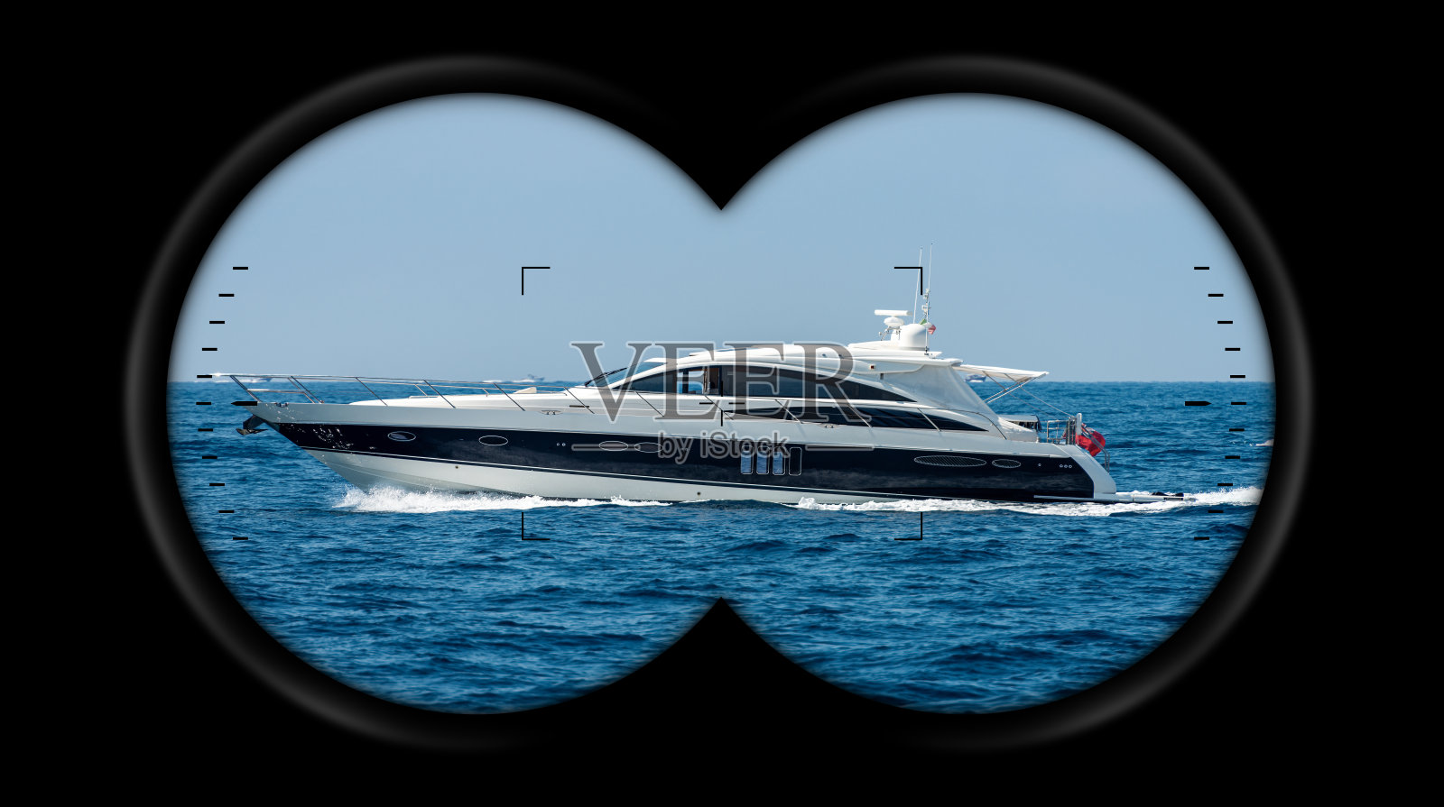 在海上运动的豪华游艇上的双筒望远镜视角照片摄影图片