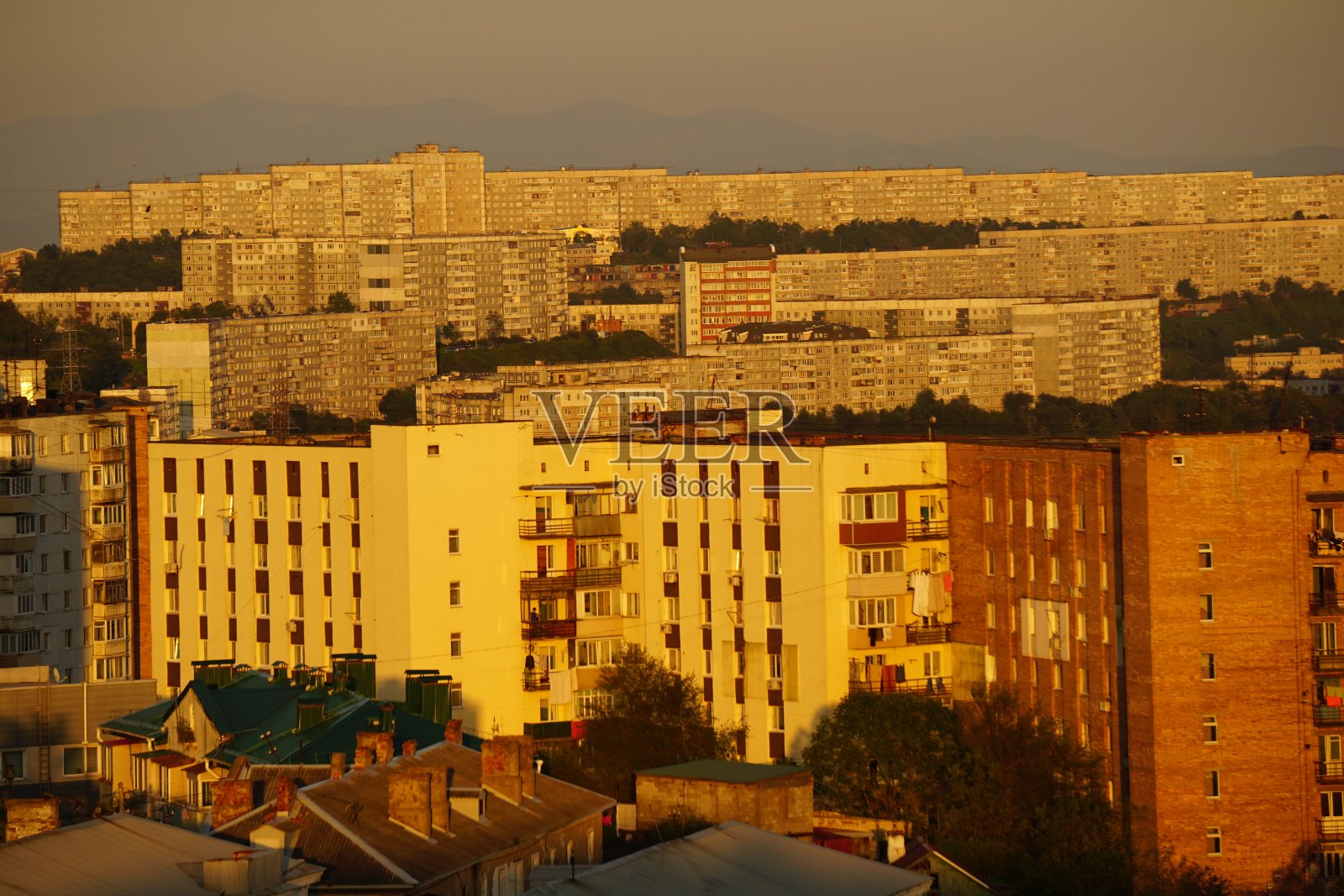 符拉迪沃斯托克。滨海Krai。远东。俄罗斯。符拉迪沃斯托克夏天的日落。照片摄影图片