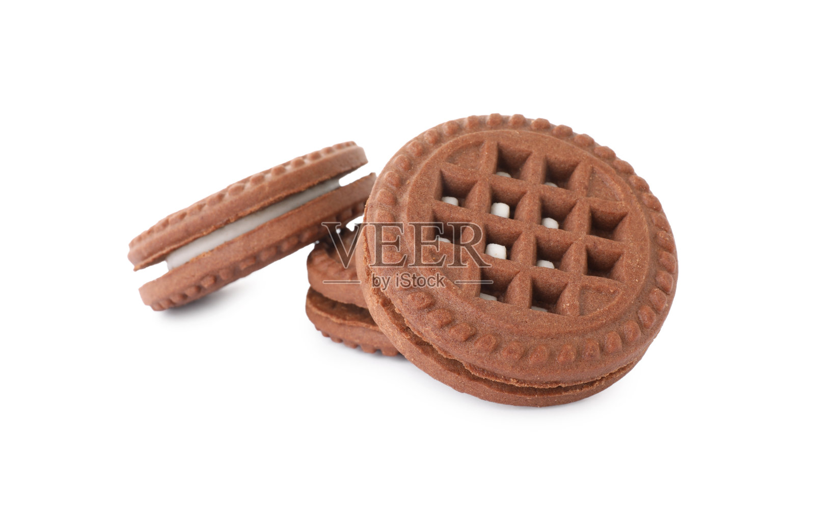 美味的巧克力三明治饼干与奶油隔离在白色照片摄影图片