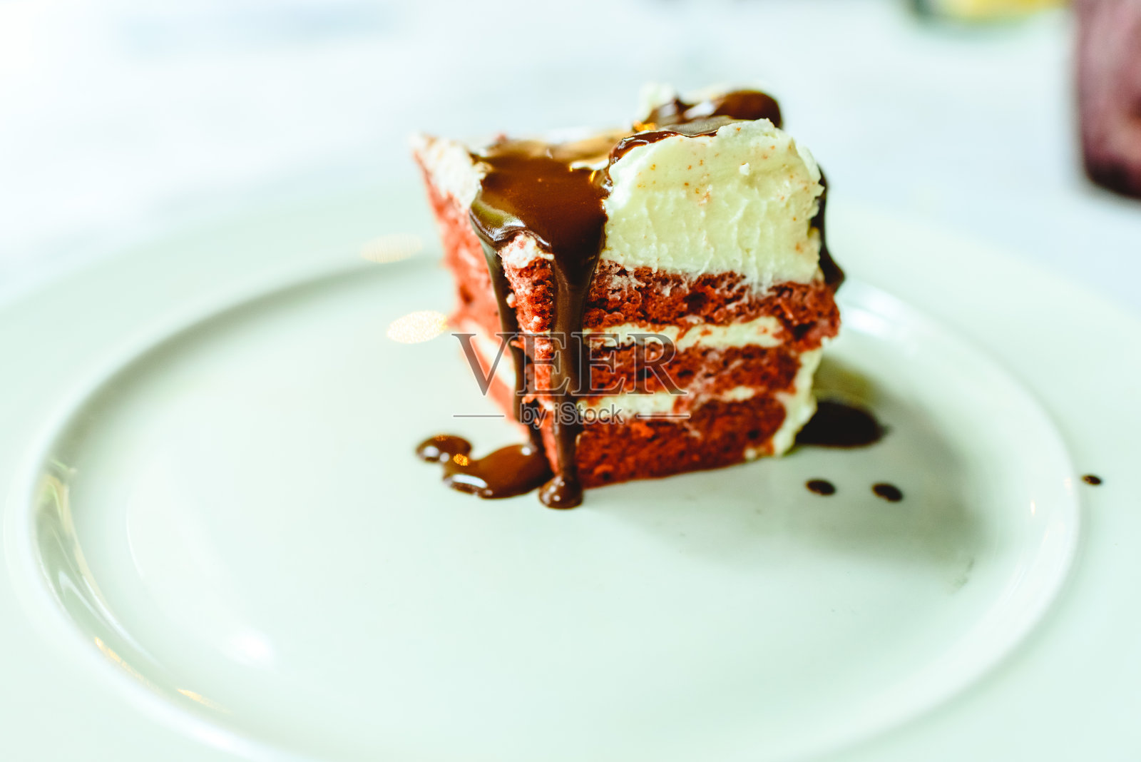 盘子里的一块美味的巧克力蛋糕，是爱吃甜食的人应得的甜点。照片摄影图片