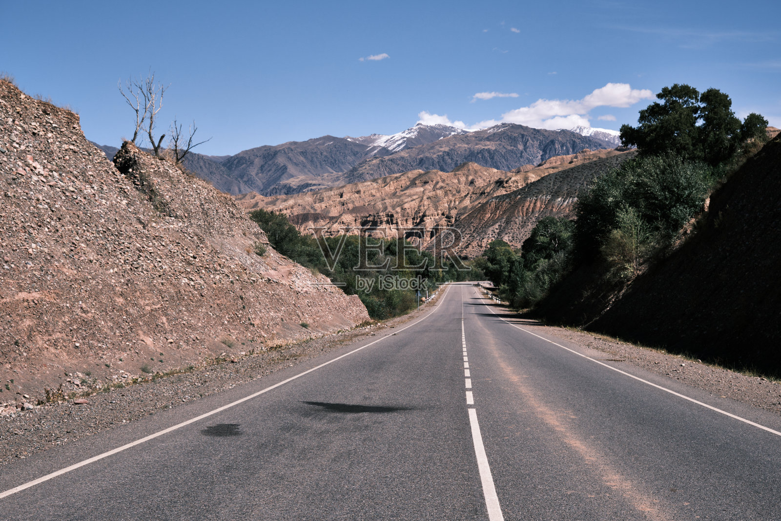 空旷的柏油路穿过山脊照片摄影图片