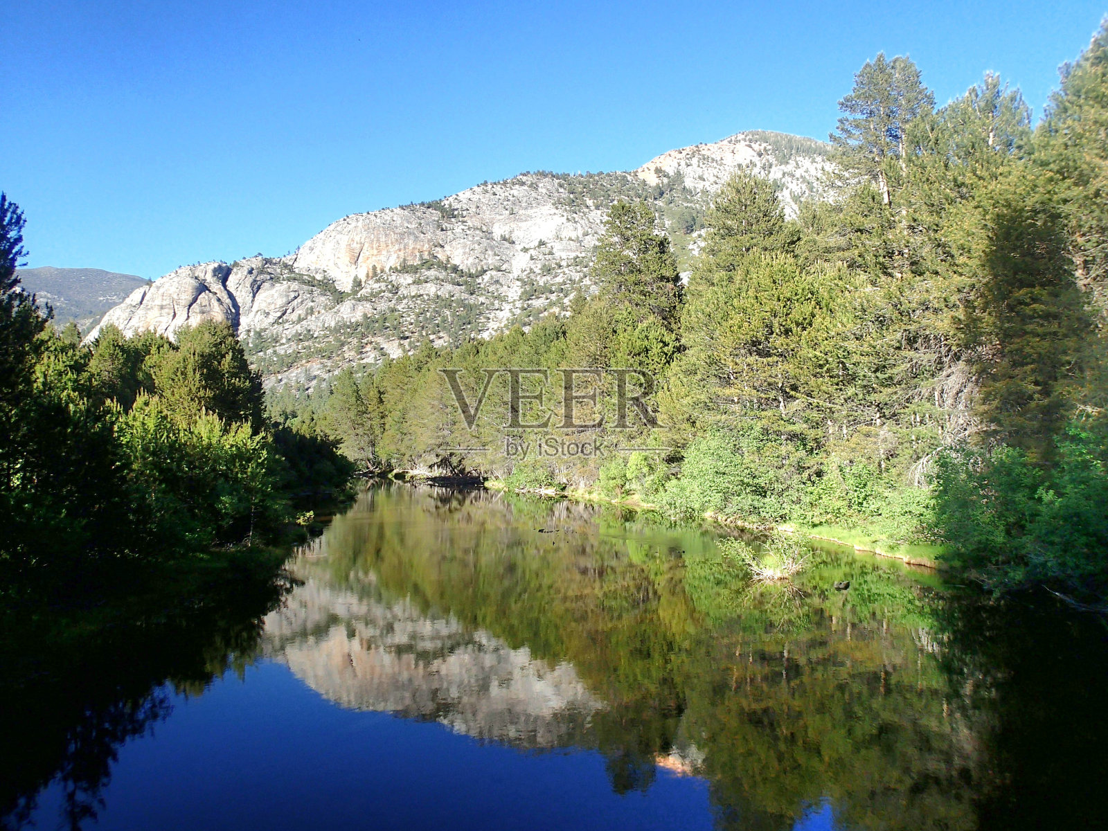 内华达山脉的夏日照片摄影图片