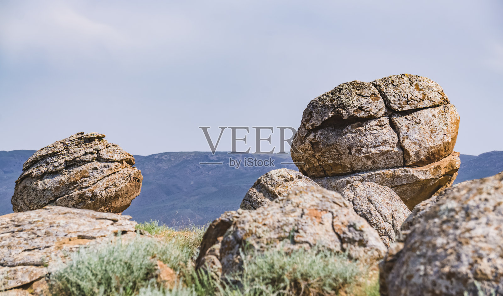 不寻常的球形石头在哈萨克草原曼吉斯陶，山谷中的球在大自然托里什照片摄影图片
