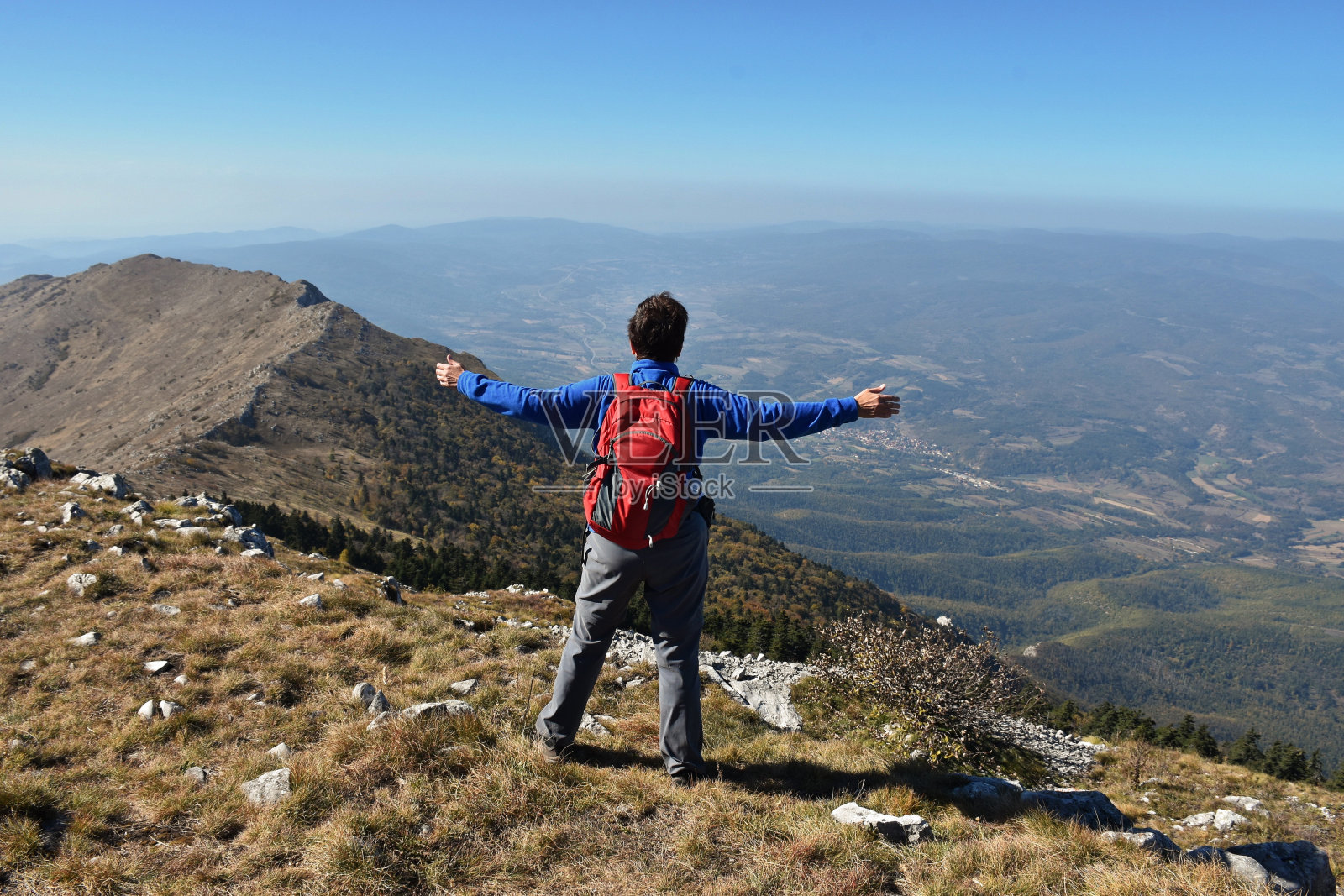 站在山脊上的女人照片摄影图片