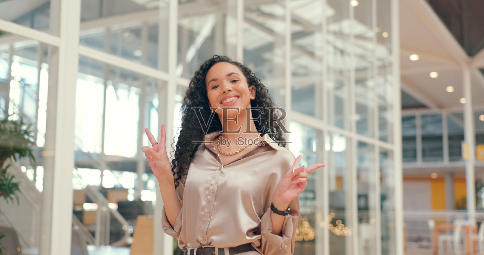 脸，微笑或快乐和一个商业黑人女性在一个繁忙的办公室与积极的心态，为公司的发展。一个女性员工站在她的工作场所成功的肖像，使命和愿景照片摄影图片