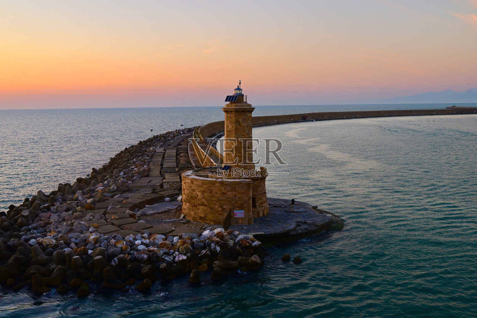 日落时分的意大利利沃诺港。照片摄影图片
